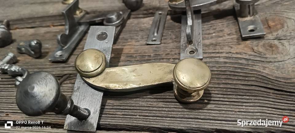 Stare okucia okienne Zabytkowa klamka okienna