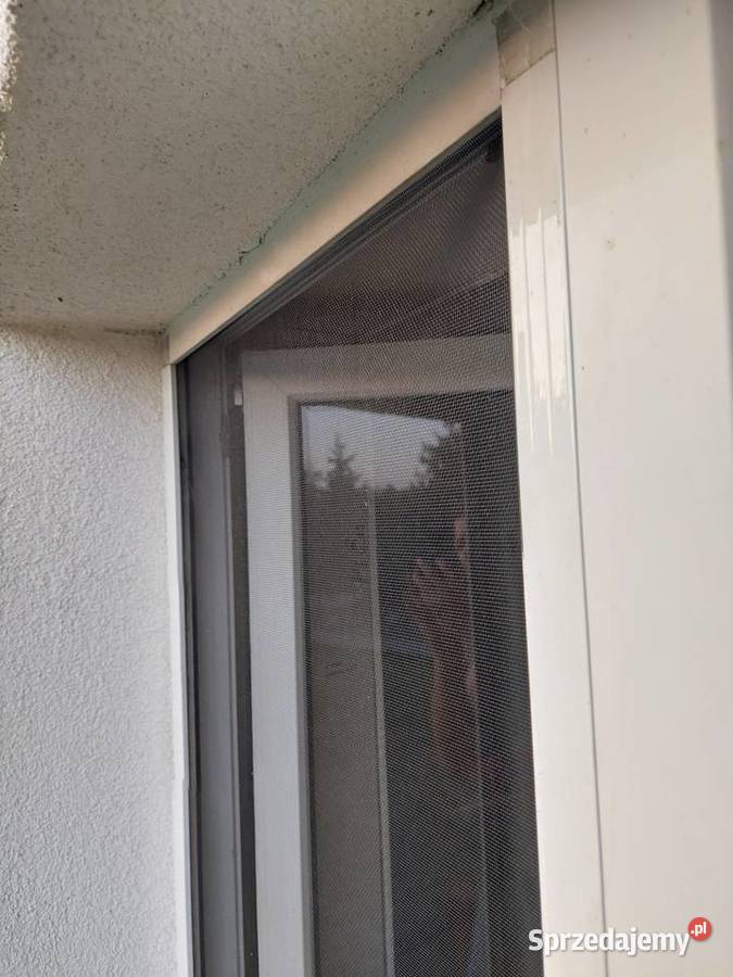 Okno drzwi balkonowe dwuskrzydłowe z moskitierą Korzeniów