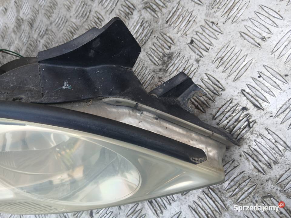 Lampa prawa przednia Toyota Avensis Verso 0103r osobowe Radłów