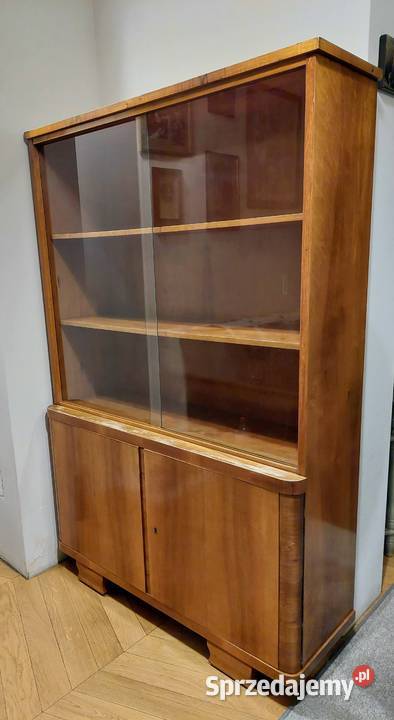 Biblioteka orzechowa z lat 60 Józefów