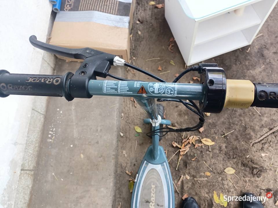 Hulajnoga elektryczna Razor o mocy 250 W do 100