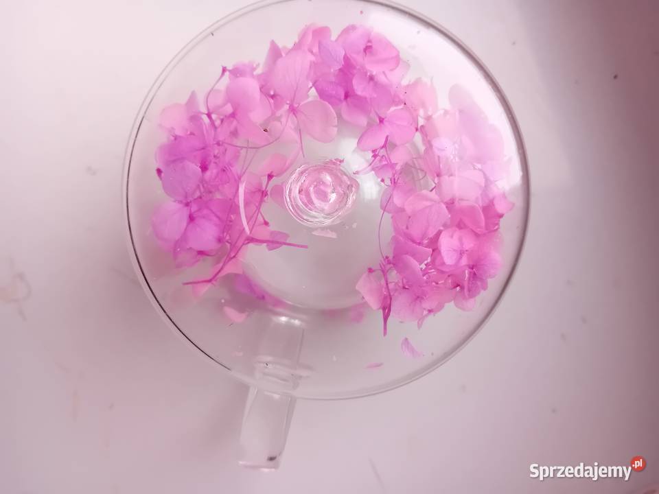 walentynkowy szklany kubeczek z płatkami kwiatów