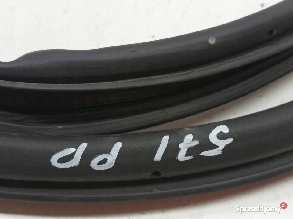 USZCZELKA DRZWI PRAWY PRZÓD KAROSERYJNA 5D Skoda świętokrzyskie