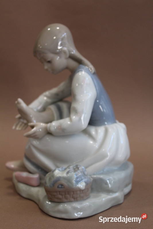 Figurka NAO Lladro dziewczynka zakładająca but