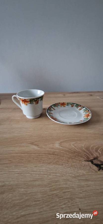 filiżanka ze talerzem biała kwiaty biały