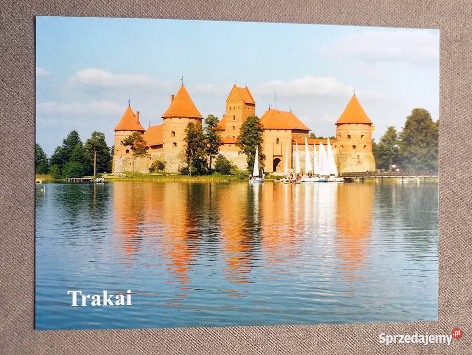 WIDOK NA ZAMEK W TROKACH POŁOŻONY NA JEZIORZE Piszczac