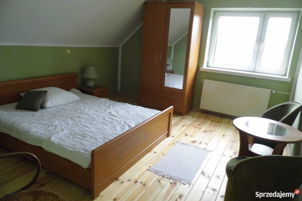 Dom jeziorem z linią brzegową w lesie w Borach Taszewko