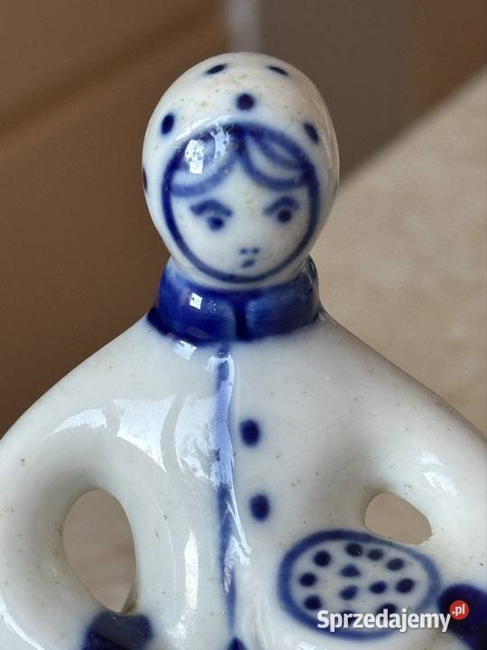 Figurka kobieta karmiąca kurę podkarpackie Mielec