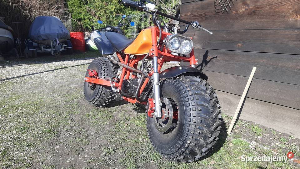 motocykl 125 na grubych oponach