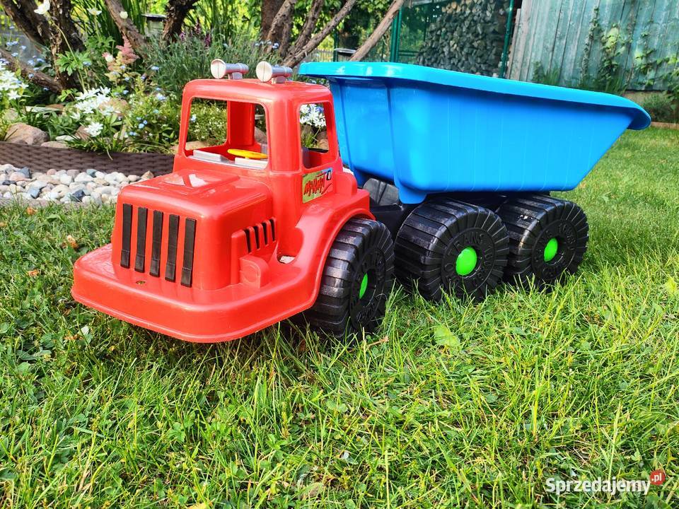 Duża ciężarówka wywrotka dzieci