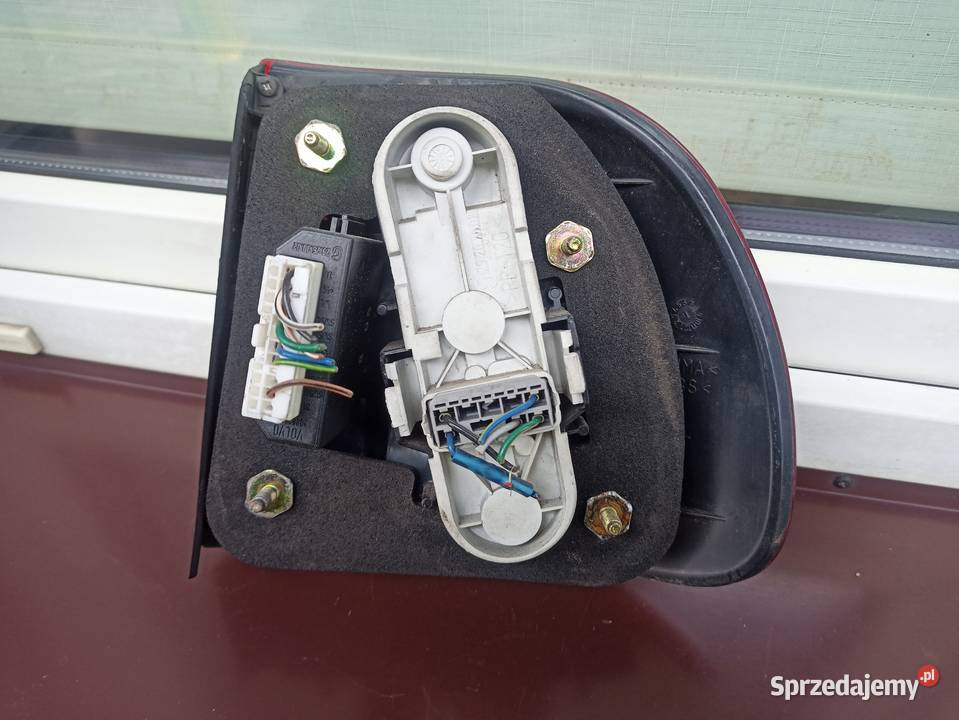 Volvo V40 lampa tył tylna lewa narożna w błotnik lampy tylne