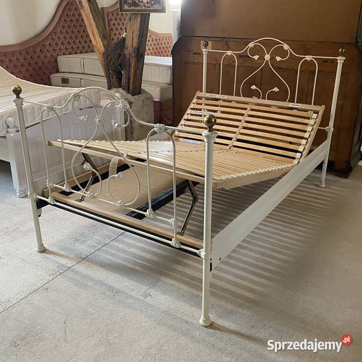 Białe łóżko metalowe 120x200