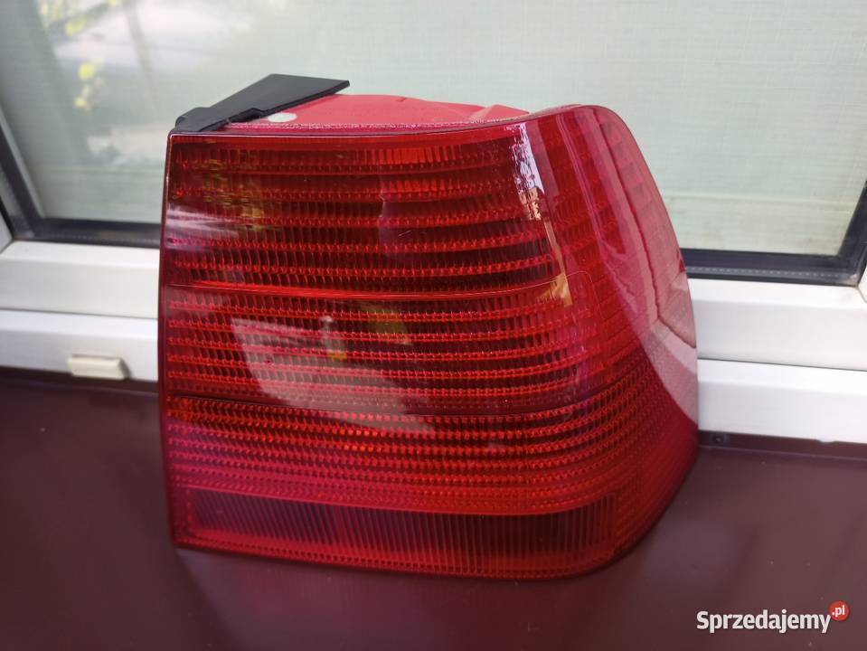 VW Bora sedan lampa tył tylna prawa Hella Sieradz
