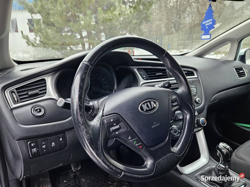 Piękna i wygodna Kia ProCeed Turbo podgrzewana światła do jazdy dziennej Samochody osobowe Łódź