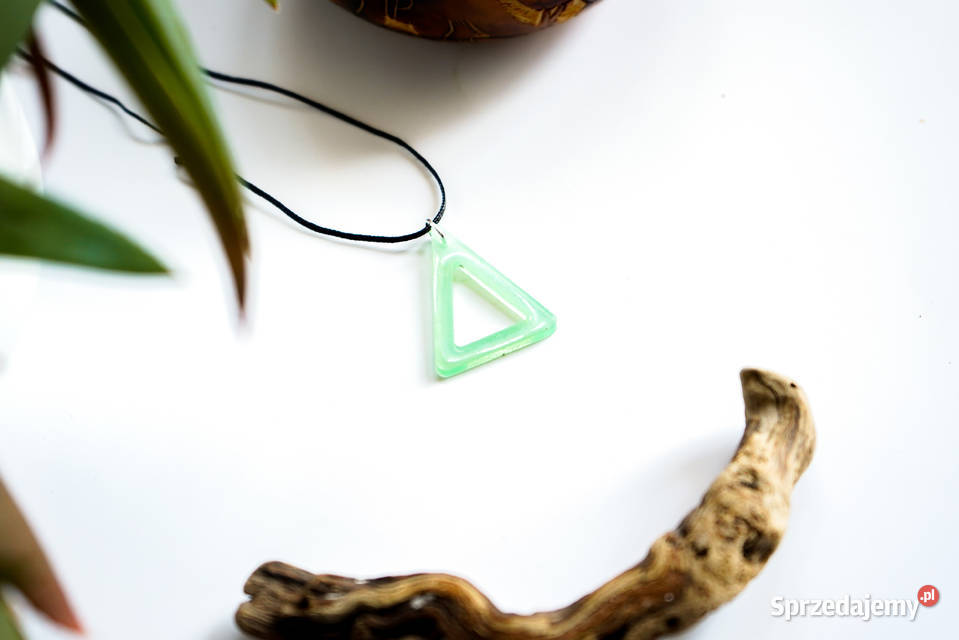 Trójkątny jasnozielony wisiorek świecący w mazowieckie Warszawa