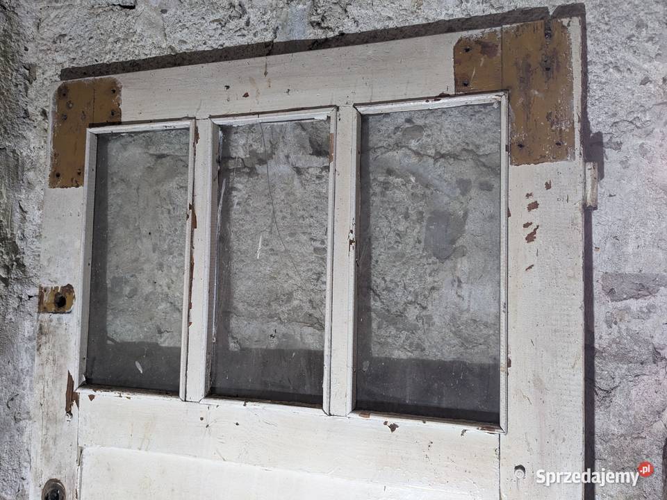 Stare drewniane drzwi do renowacji Żydowo