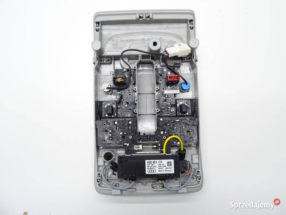 LAMPKA OŚWIETLENIE KABINY PODSUFITKI 4G0951177 Oświetlenie kabiny