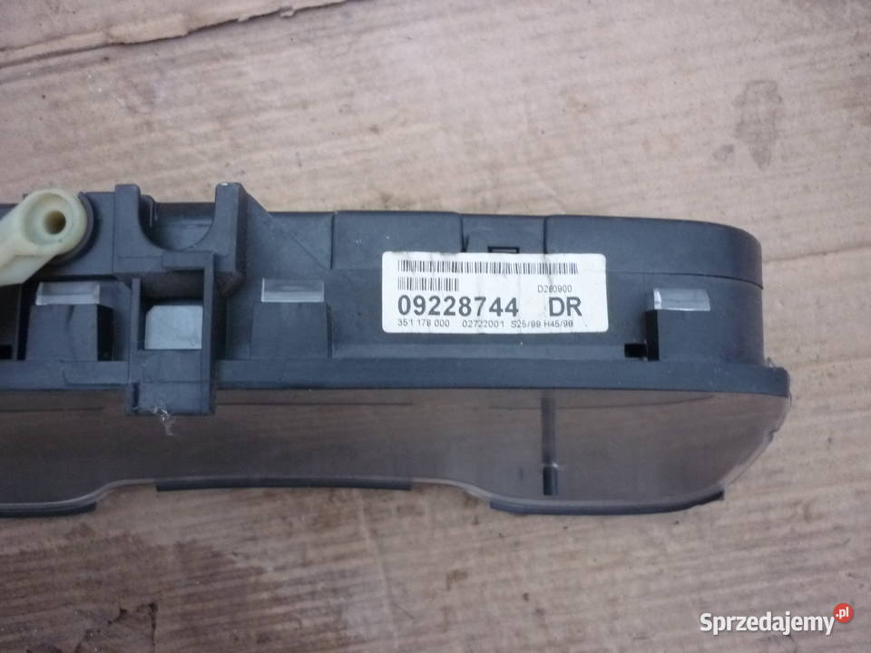 Licznik Opel Astra G 20 dti 09228744DR Części Kiszkowo
