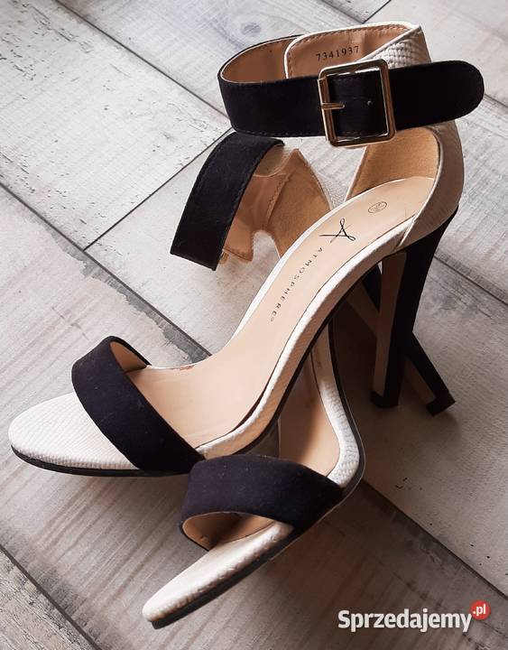 Buty szpilki eleganckie pięknie wyglądają na