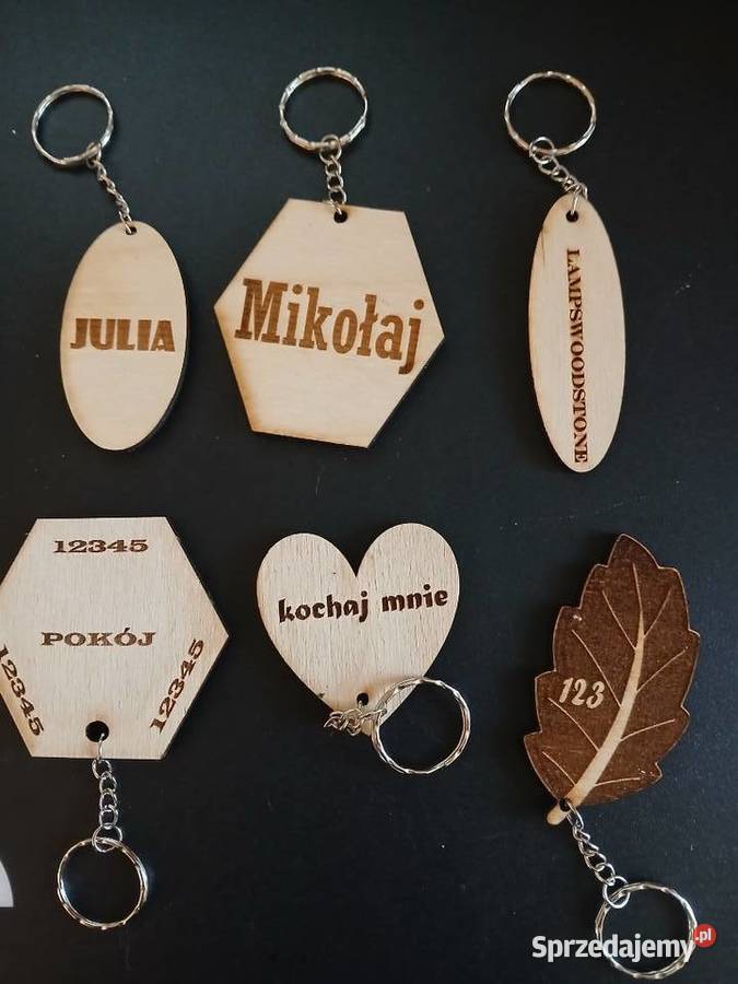 Firmowy brelok drewniany z logo numeracja