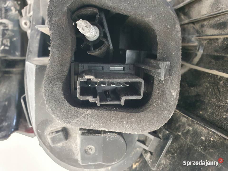 LAMPA PRAWA Citroen C4 II 1015r TYLNA prawy tył