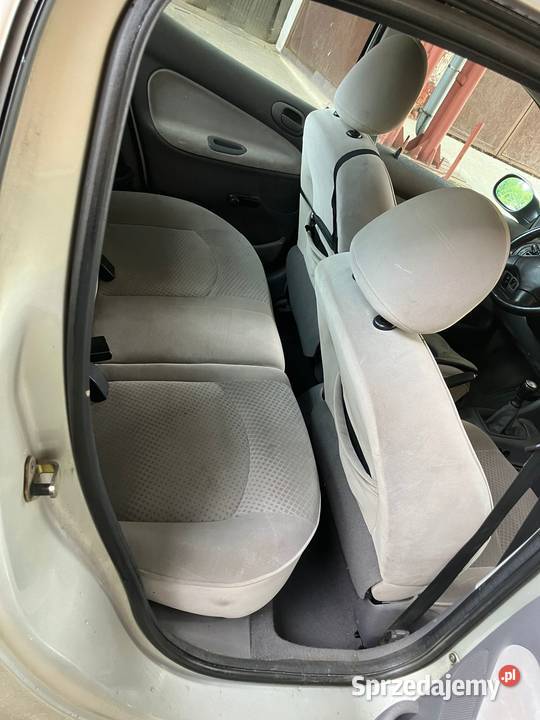 Syndyk sprzeda Peugeot 206XT 14 2004 benzyna Wałbrzych