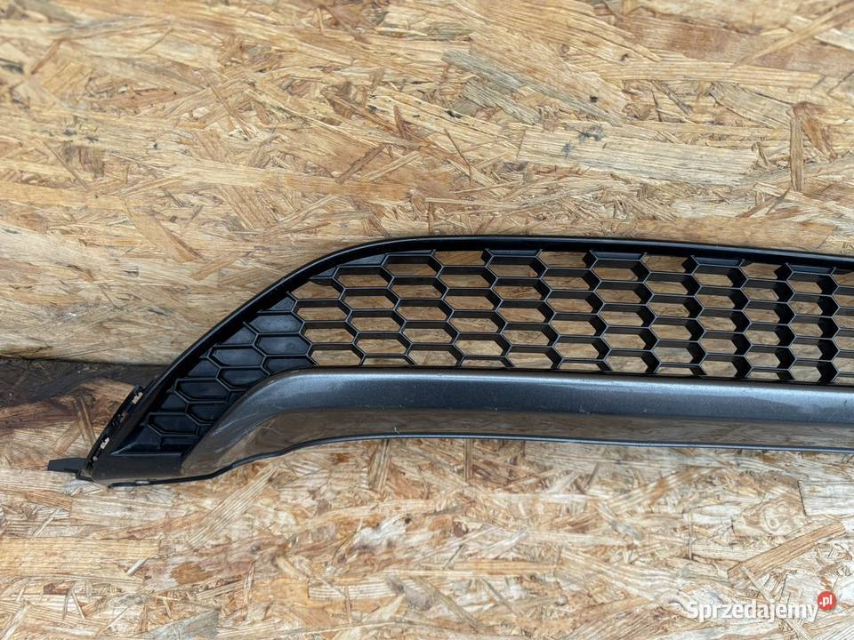 Środkowa kratka dolna zderzaka przód spoiler