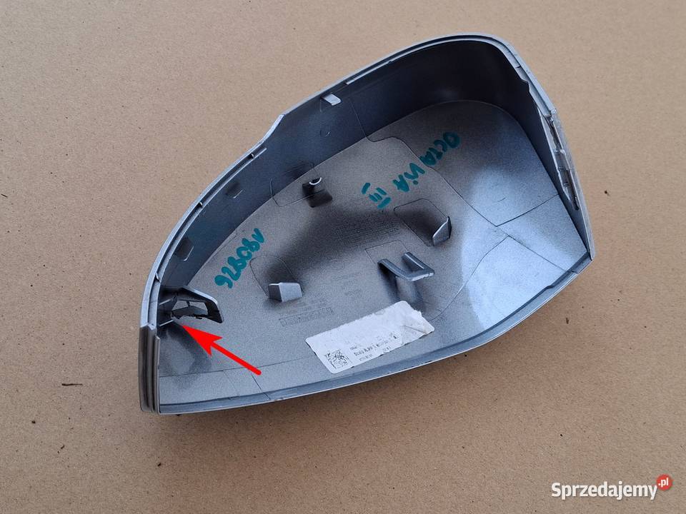 SKODA OCTAVIA IV 4 OBUDOWA OSŁONA LUSTERKA PRAWA Bieleń