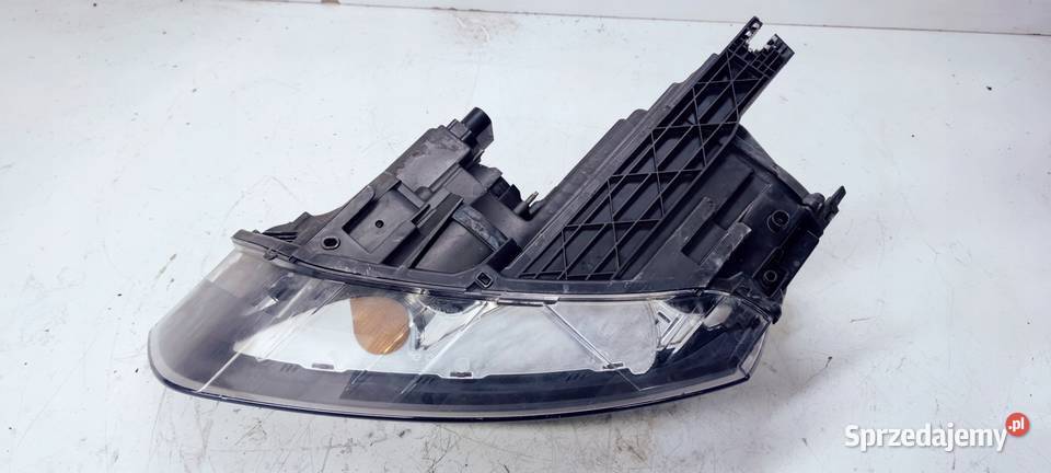 REFLEKTOR PRAWY ZWYKŁY AUDI Q3 8U 8U0941004N UK Przystajń