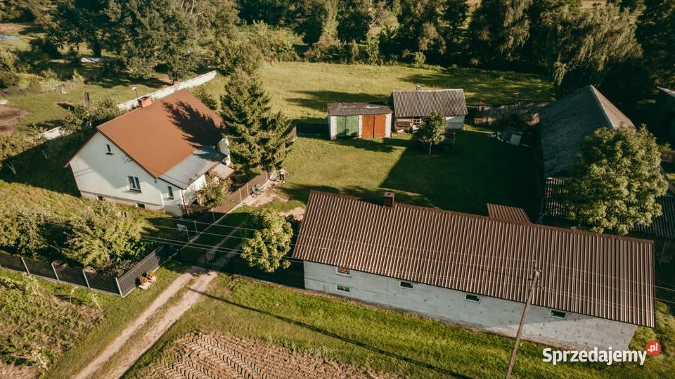 Siedlisko z zadbanym domem i budynkami na Zaorze