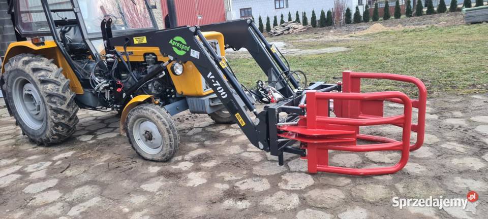 Ładowacz czołowy firmy Agrosped model V700 Sadlinki