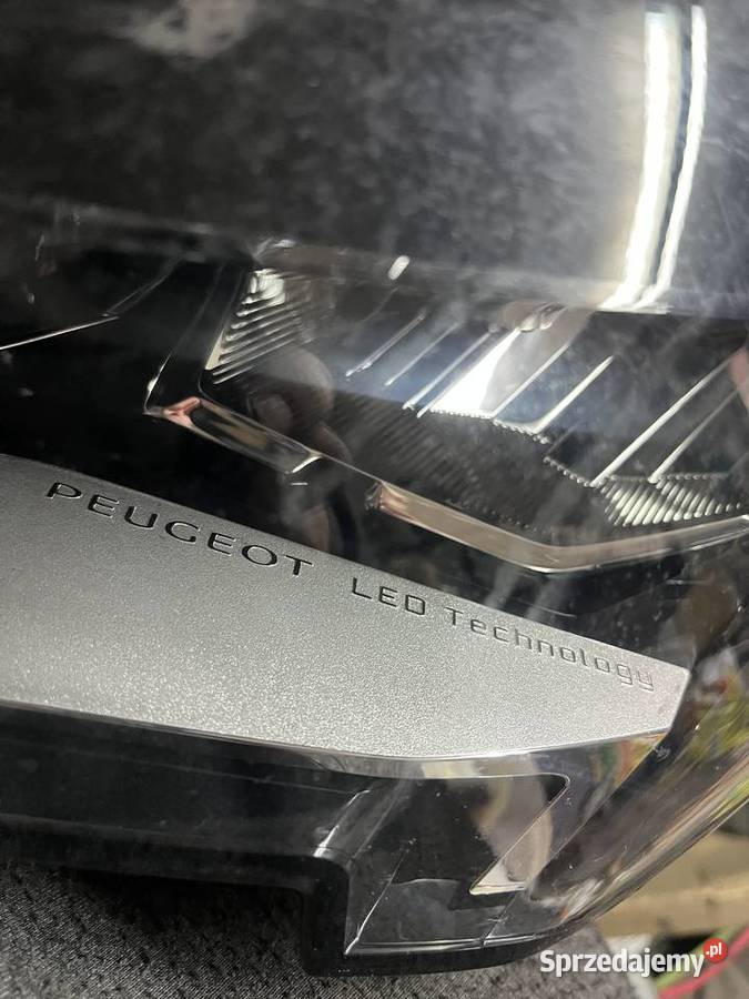 Reflektor Peugeot 3008 led 2022