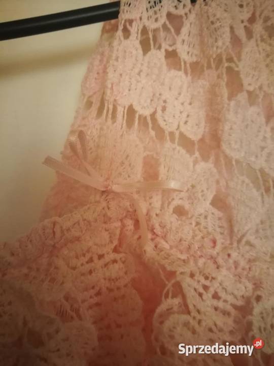 Różowakoronkowa sukienka