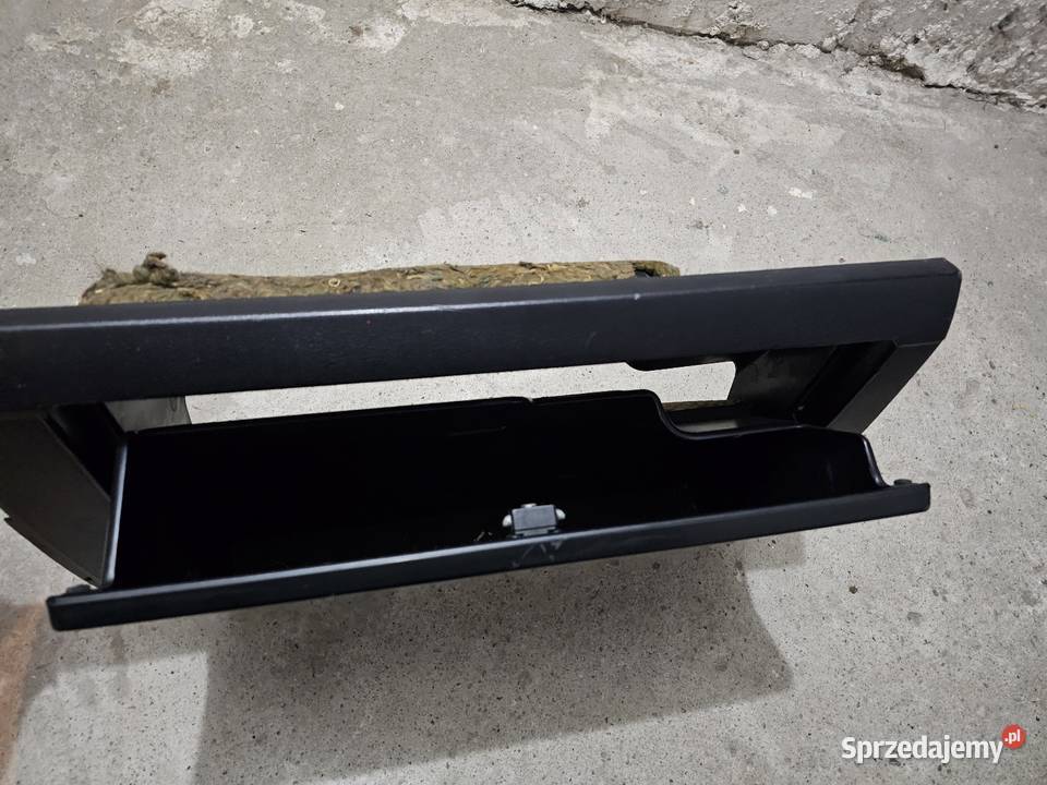 Schowek Vw Passat b2 32b czarny Schowki, półki Elbląg