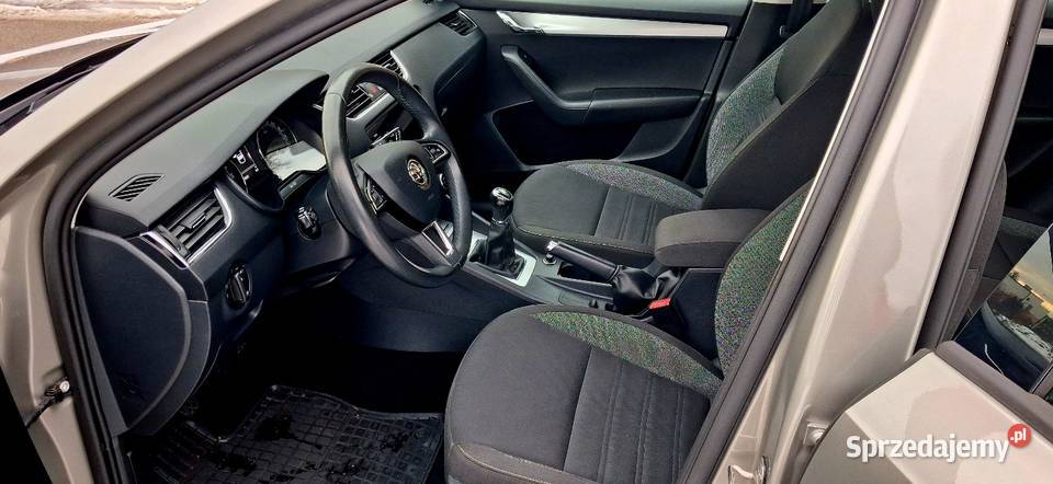 100BezwypadkowaSuper StanPiękny kolor nieuszkodzony Przeginia sprzedam