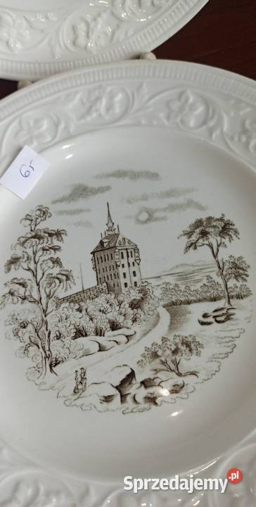 Talerz z reliefem na kołnierzu talerzu Syg