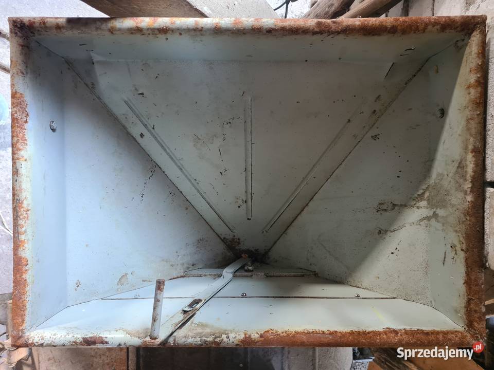 Śrutownik kamieniowy nieuszkodzony Do hodowli zwierząt Maszyny rolnicze Ewelinów