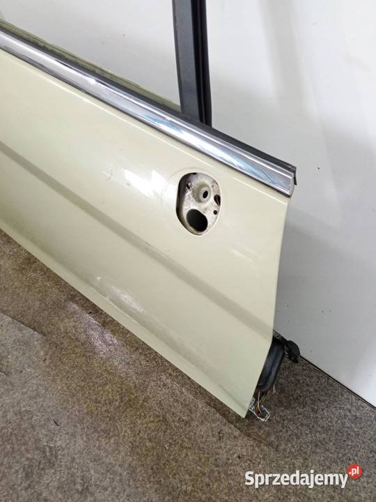 DRZWI PRAWE PRZÓD 49 LEKKO USZKODZONE Ford