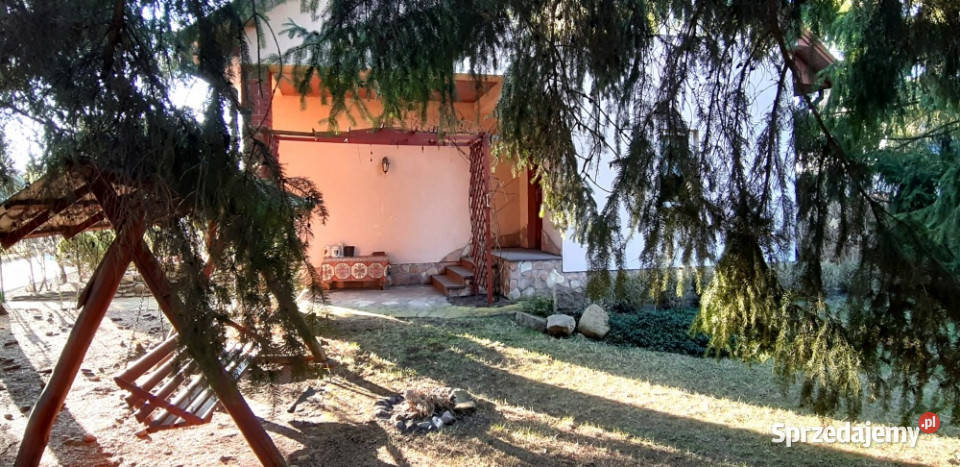 Mały bliźniak z garażem zalewem