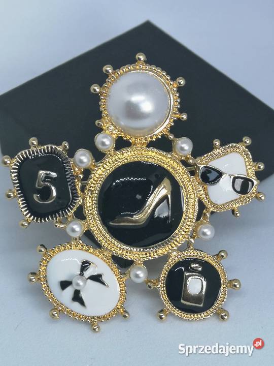 Duża akrylowa broszka 5 perły złota