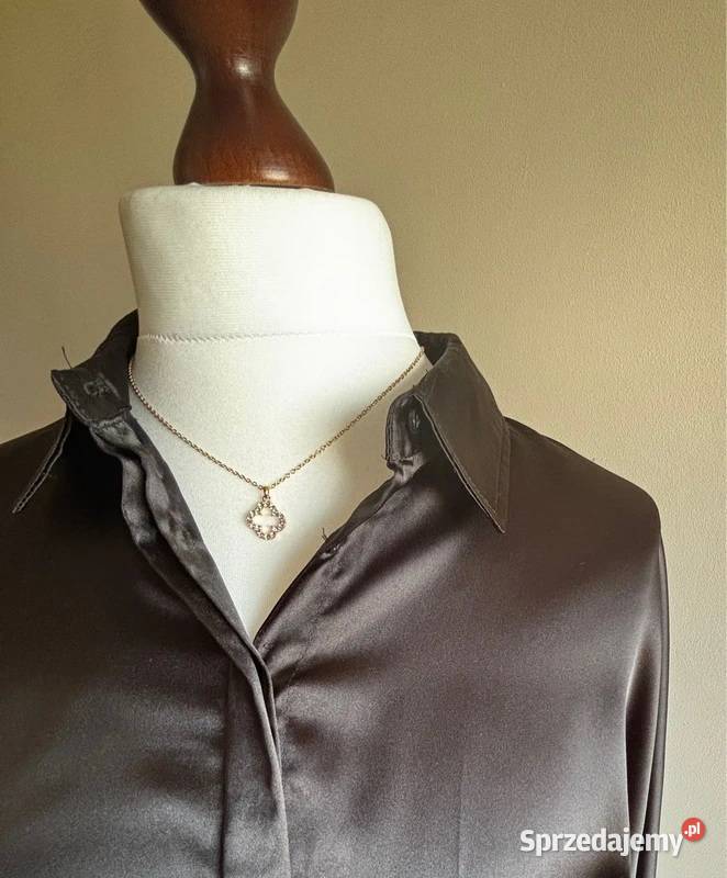 sukienka czarna z gumką i falbaną guziczki