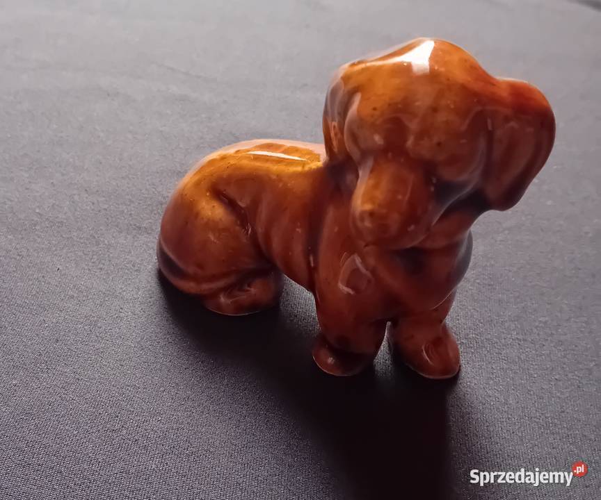 Figurka z porcelitu siedzący piesek jamnik PRL wielkopolskie Koźminek