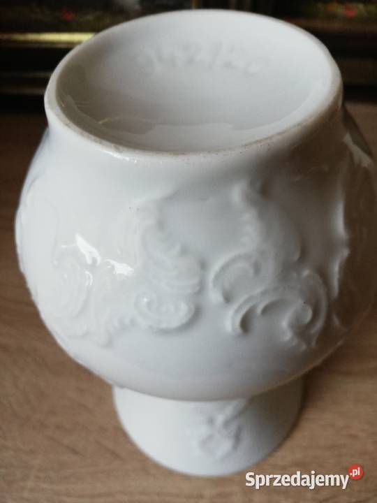 Biały porcelanowy wazonik Gorlice