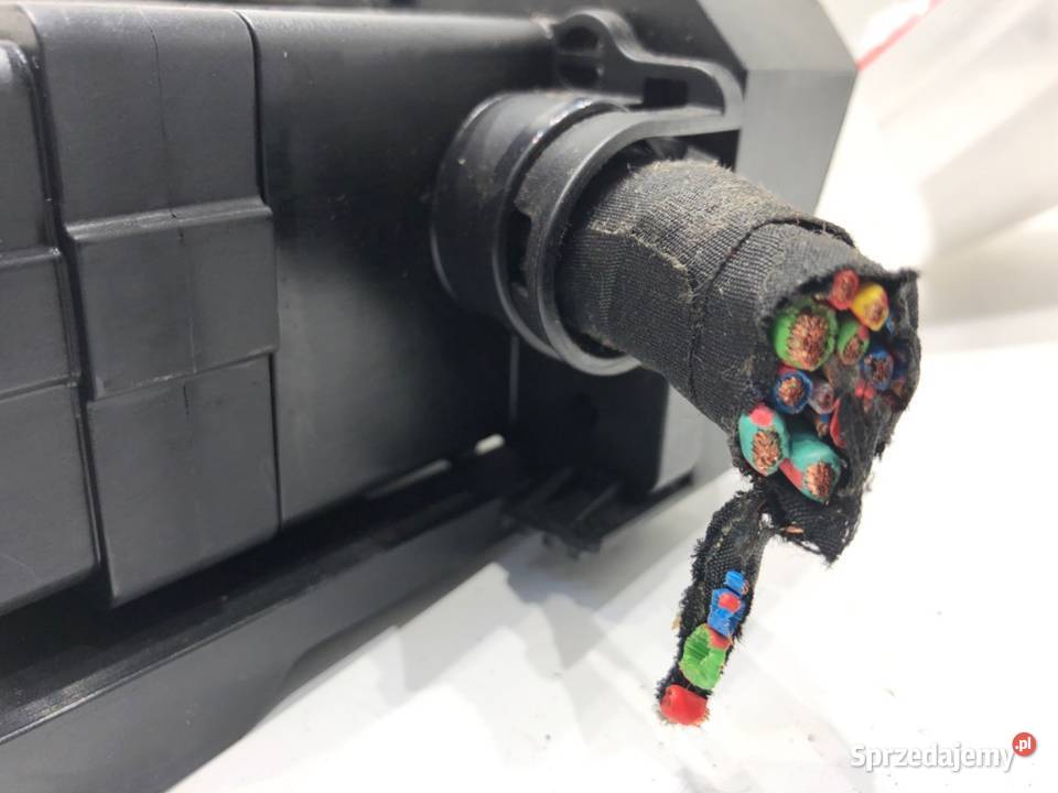 SKRZYNKA BEZPIECZNIKÓW VOLVO V40 Hatchback 20 Motoryzacja