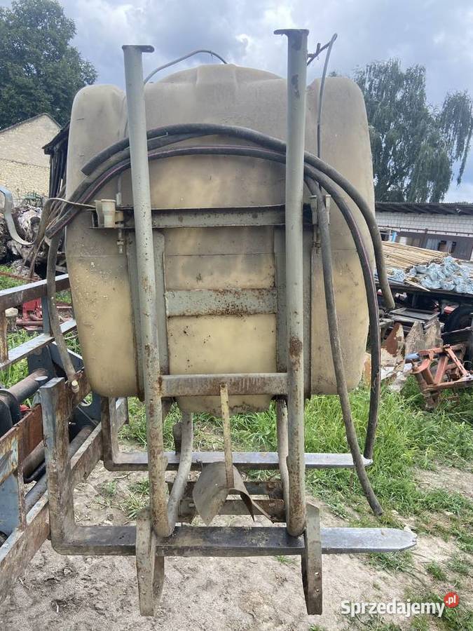 Beczka z ramą opryskiwacza Sienno