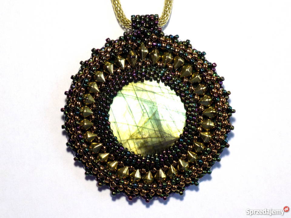 MEDALION Z LABRADORYTEM OPRAWIONY KORALIKAMI Warszawa