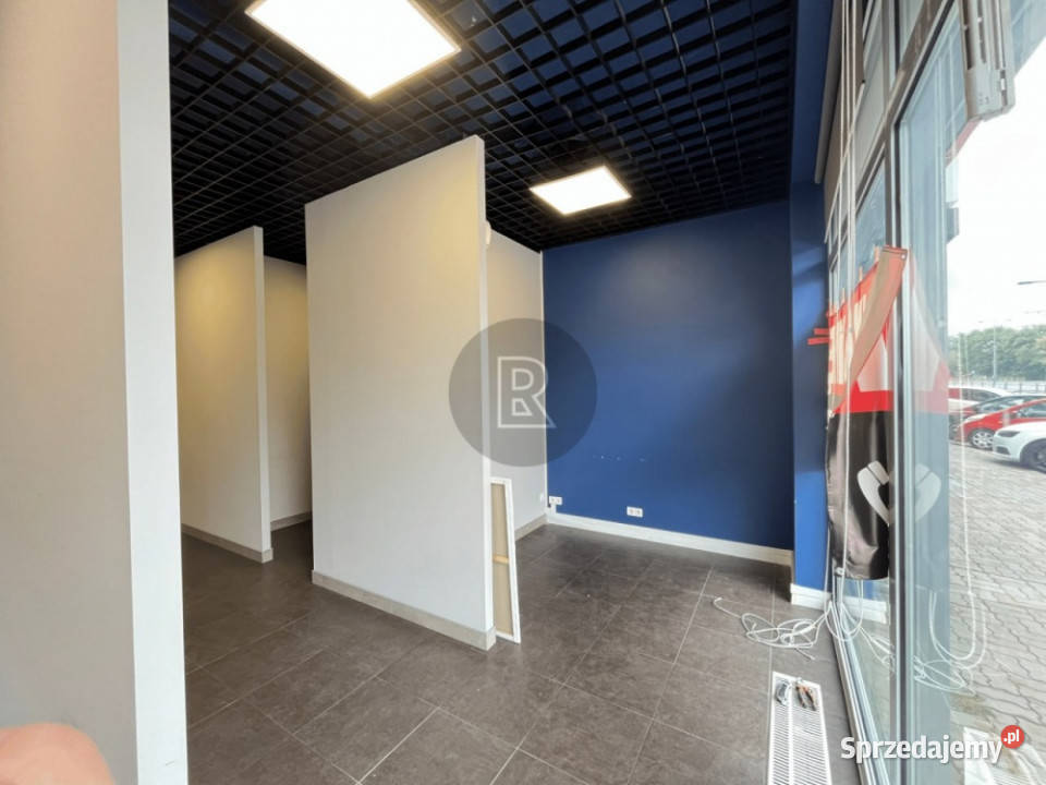 Przestronny lokal z panoramicznymi witrynami i