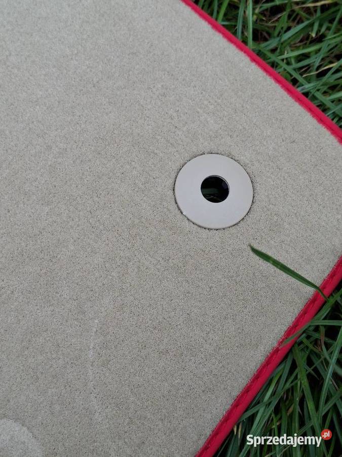 Beżowe dywaniki samochodowe welurowe z czerwoną sprzedam