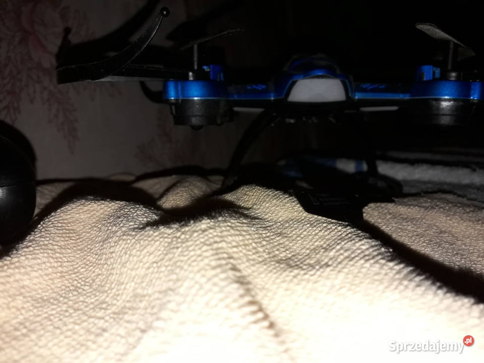 Dron z oświetleniem nocnym