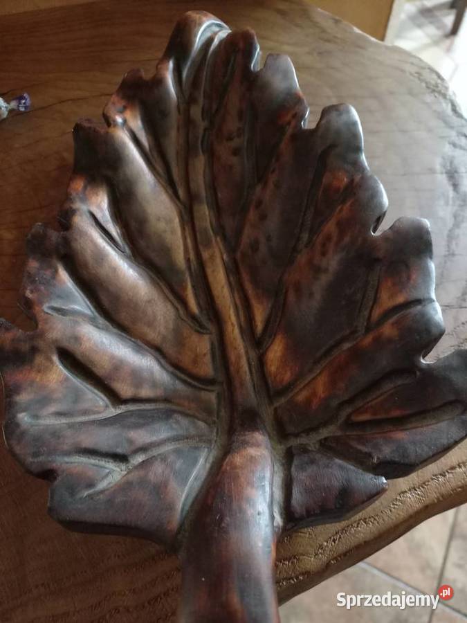 Patera drewniana rzeźbiona w kształcie liścia odcienie brązowego